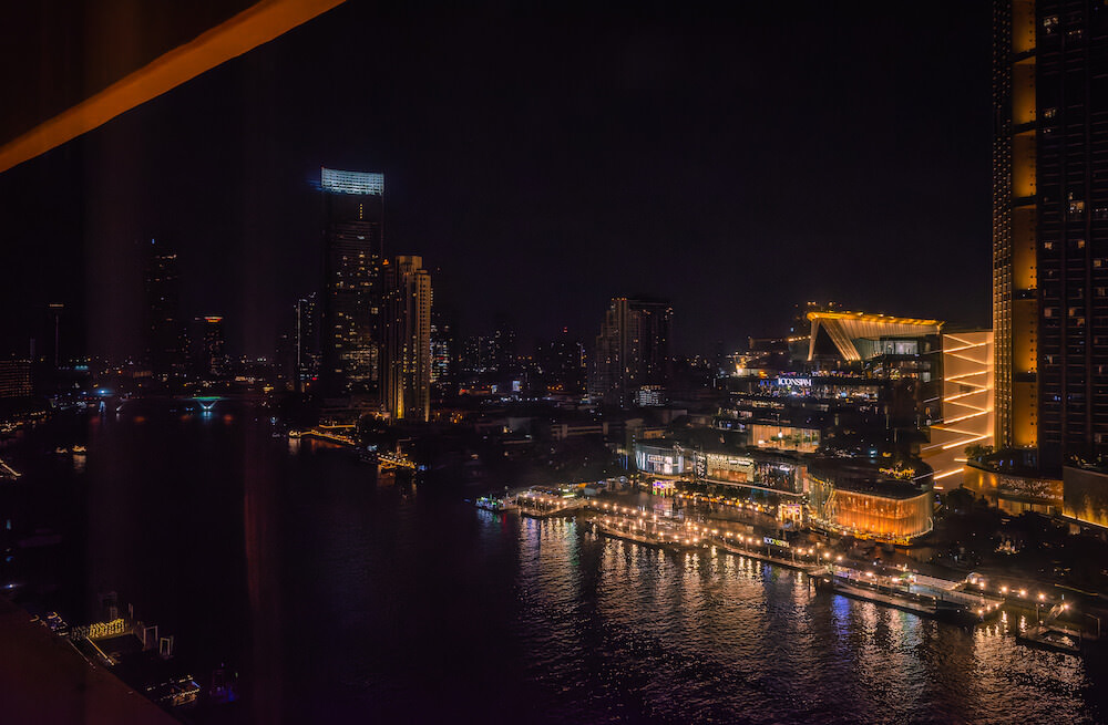 ロイヤルオーキッドシェラトン ホテル アンド タワーズ（Royal Orchid Sheraton Hotel and Towers）の1キングベッド リバービュールーム（1 King, River view）から見える夜景