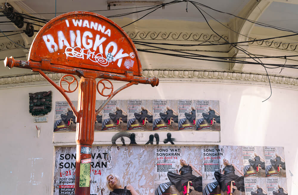 ソンワット通りに建つ"BANGKOK"の看板
