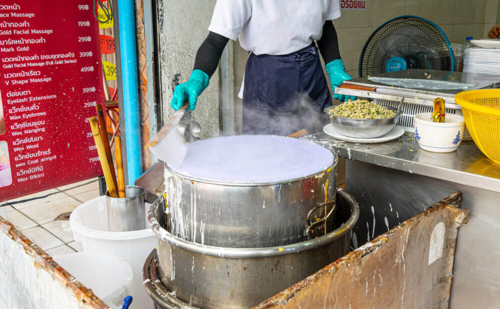 パークモー・パリスの店頭でパークモーの生地を作っている様子