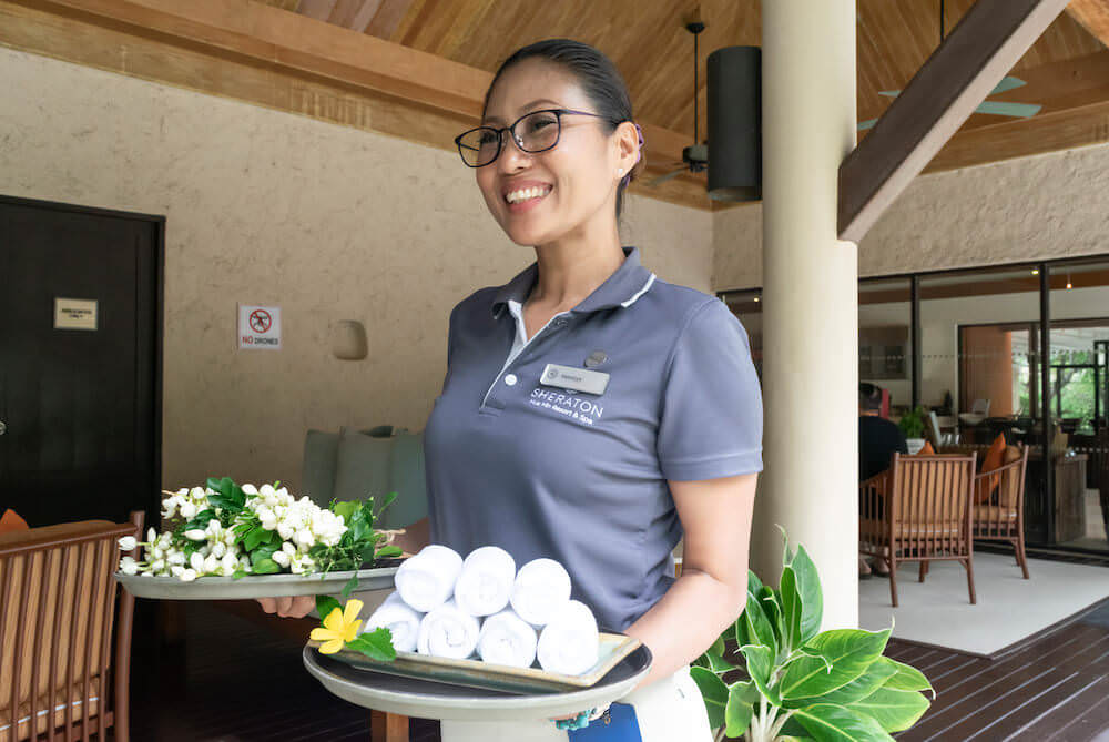 シェラトン ホアヒン プランブリ ヴィラ（Sheraton Hua Hin Pranburi Villas）のウェルカムドリンクを持ってきたスタッフ２