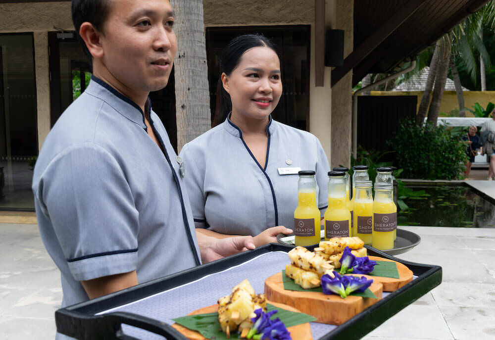 シェラトン ホアヒン プランブリ ヴィラ（Sheraton Hua Hin Pranburi Villas）のウェルカムドリンクを持ってきたスタッフ１