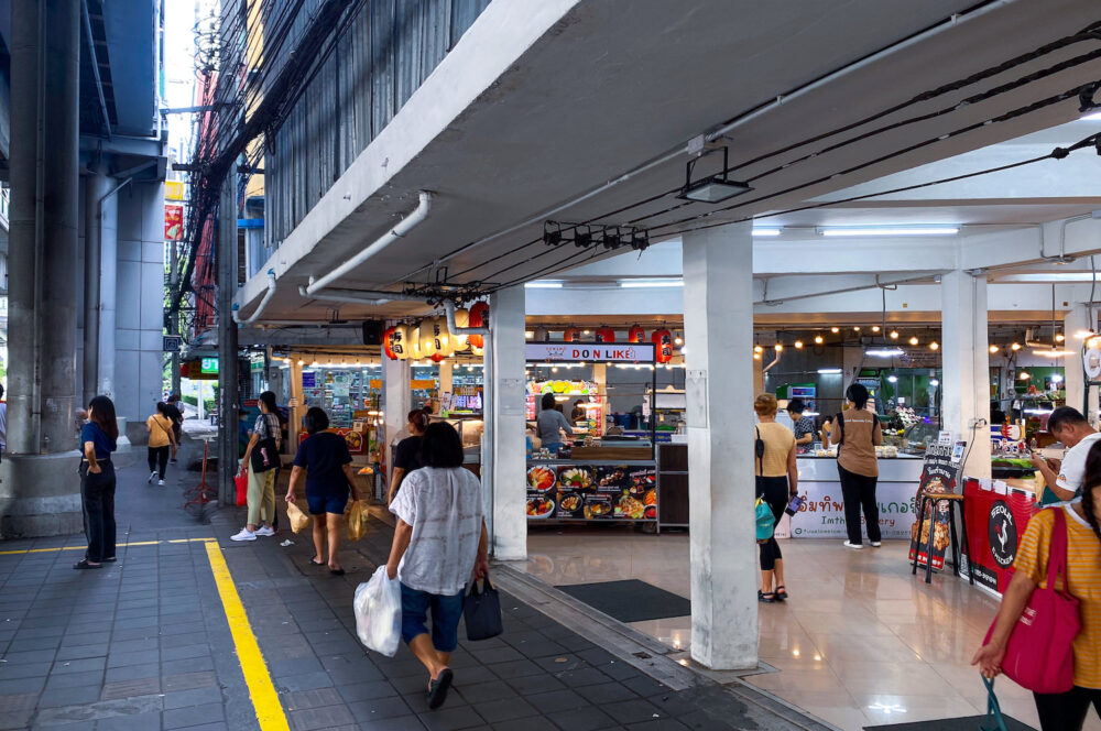 BTSウドムスック駅前
