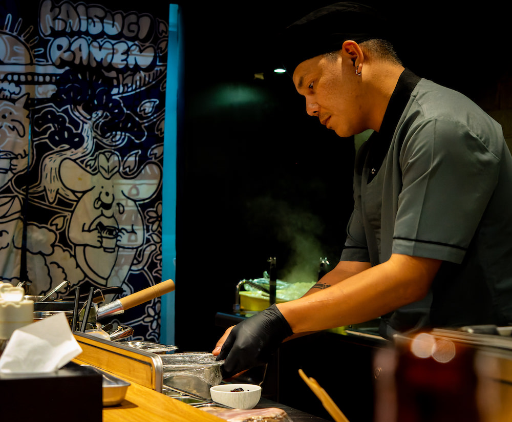 階杉ラーメン・バンコク（Kaisugi Ramen Bangkok）で調理中の店員１