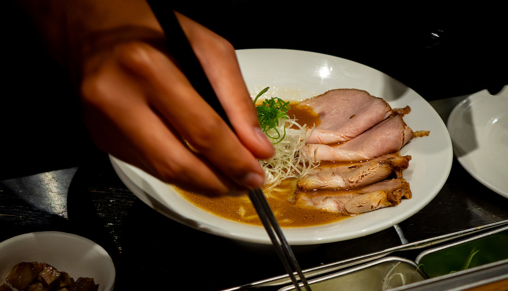 階杉ラーメン・バンコク（Kaisugi Ramen Bangkok）で調理中の店員２