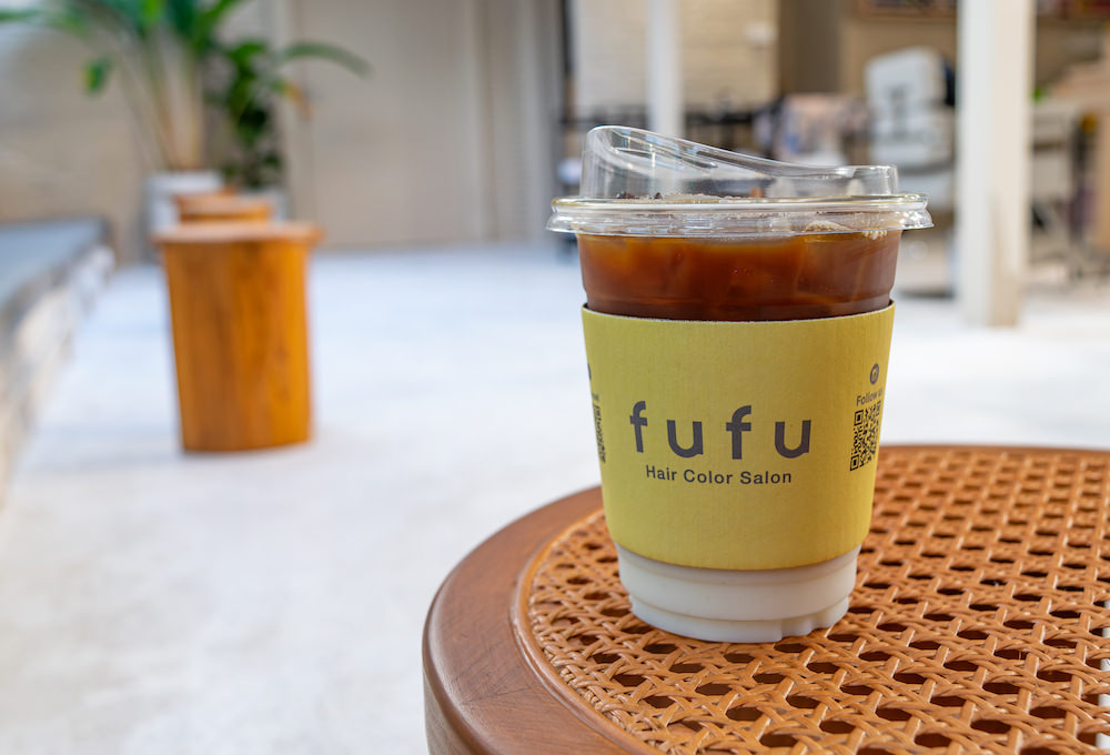 バンコク・トンローのヘアカラー専門店「fufu」のカフェスペースで飲むコーヒー