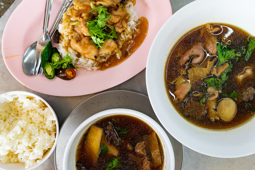 ワッタナー・パーニット（Wattana Panich）で食べた牛煮込み系タイ料理