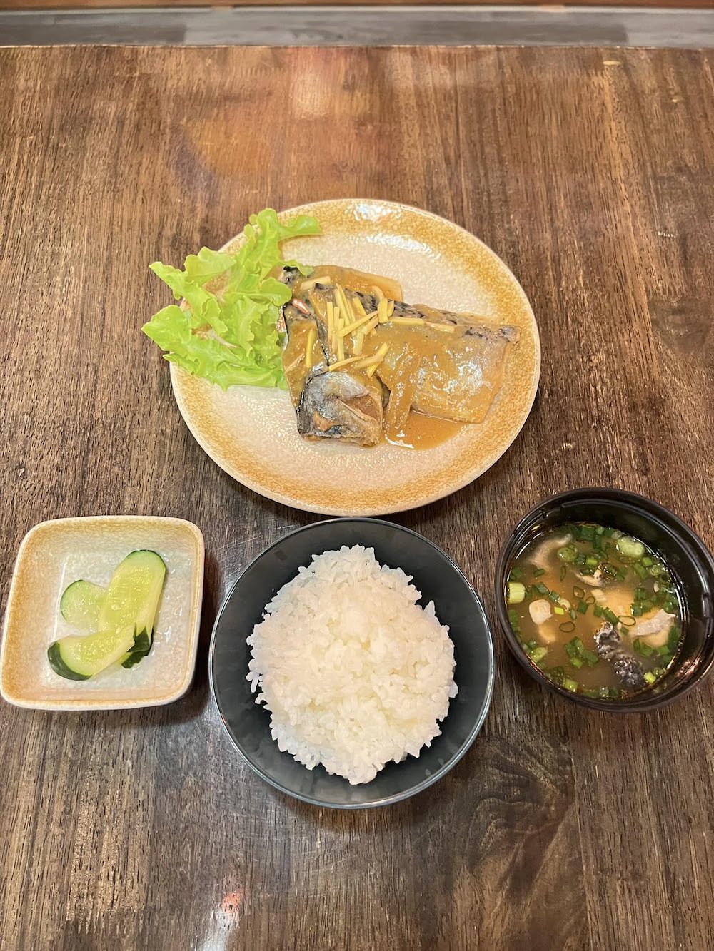 パタヤ「居酒屋 日の出」のサバの味噌煮定食