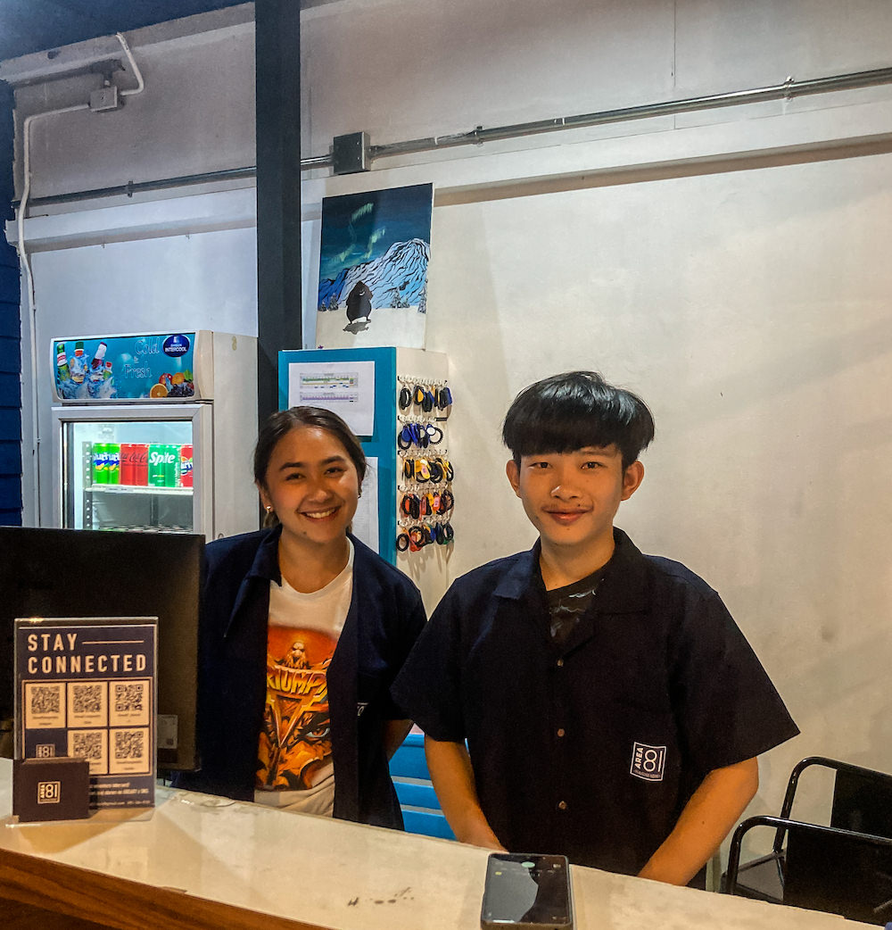 エリア81ハイドアウトホステル(AREA81 HIDEOUT Hostel)レセプションのタイ人スタッフ