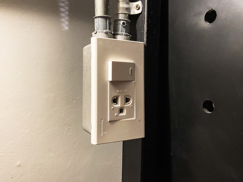 エリア81ハイドアウトホステル（AREA81 HIDEOUT Hostel）のドミトリーベッドに備えられているコンセント