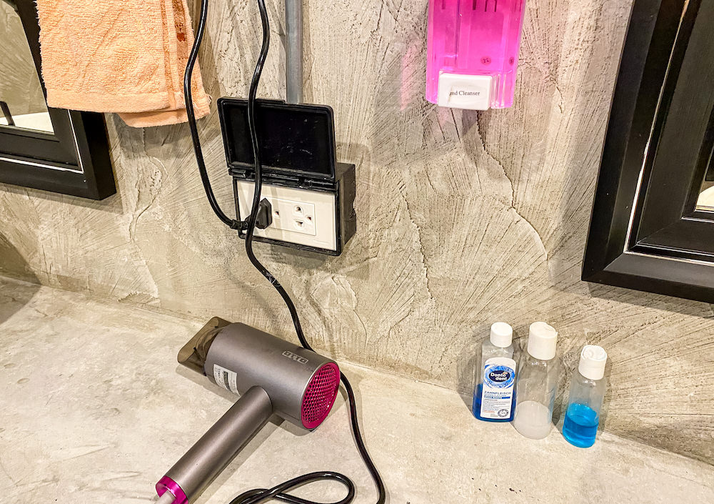 エリア81ハイドアウトホステル(AREA81 HIDEOUT Hostel)のシャワールームに備えられているドライヤー