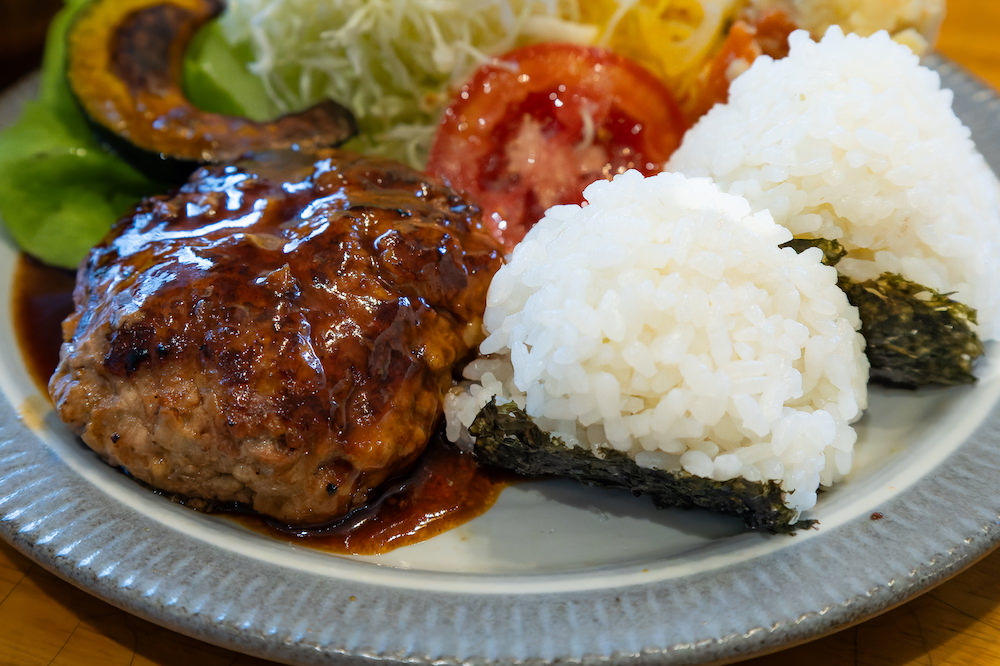 ハグズソンワット（HUGS.songwat）のハンバーグ定食２