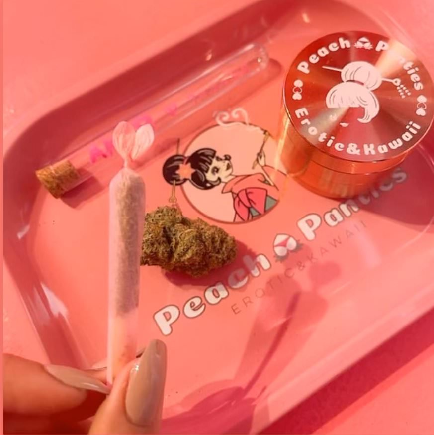 ピーチパンティーズ（Peach Panties）で販売されているトレーなどのグッズ
