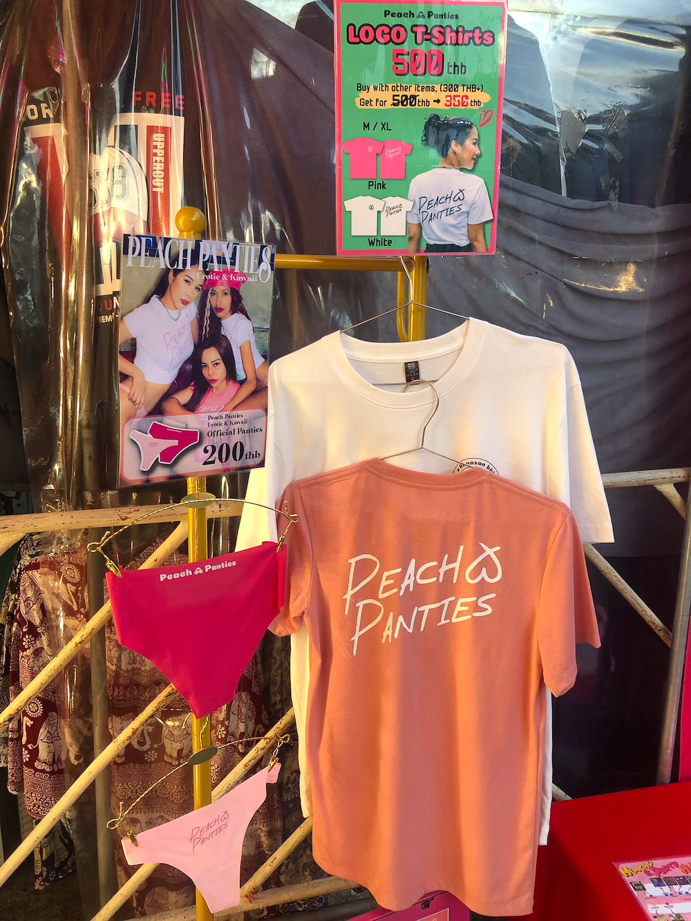 ピーチパンティーズ（Peach Panties）の店舗に飾られているパンティーとTシャツ