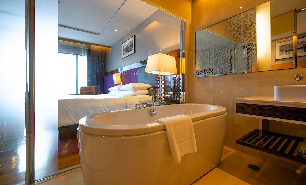 ルネッサンス バンコク ラチャプラソーン ホテル（Renaissance Bangkok Ratchaprasong Hotel）のデラックスルーム客室のバスタブ