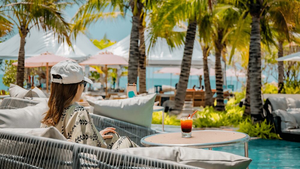 ザ モメント ビーチハウス レストラン（The Moment Beach House Restaurant）のプールが見えるソファー席