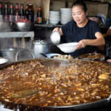 店頭の大鍋に圧倒される！バンコク・エカマイの「ワッタナー・パーニット」の絶品牛肉煮込み