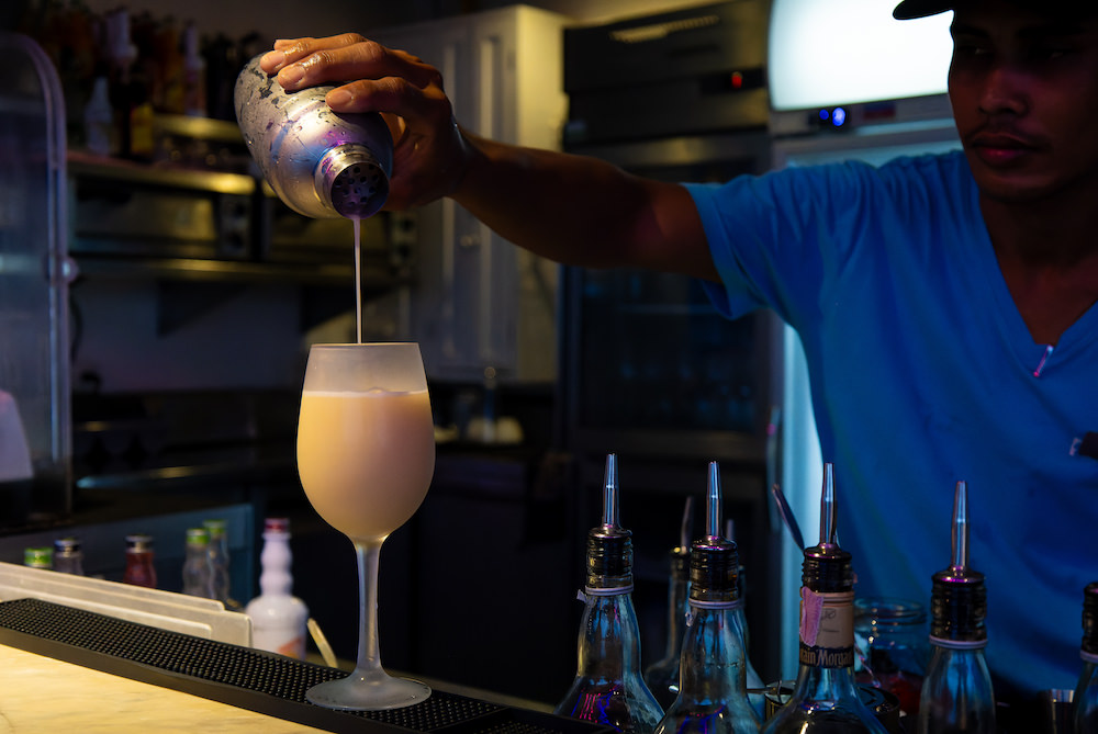 ホテルクローバーパトンプーケット（Hotel Clover Patong Phuket）のプールバー