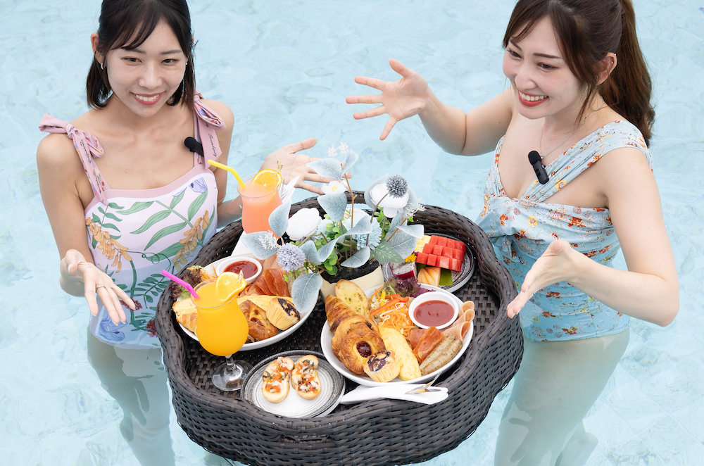 ホテルクローバーパトンプーケット(Hotel Clover Patong Phuket)フローティングブランチを楽しむパッタイガールズ