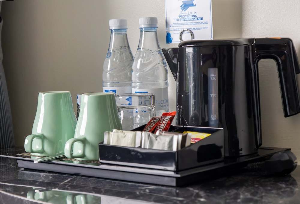 ホテルクローバーパトンプーケット（Hotel Clover Patong Phuket）客室の電子ケトルや無料のコーヒー