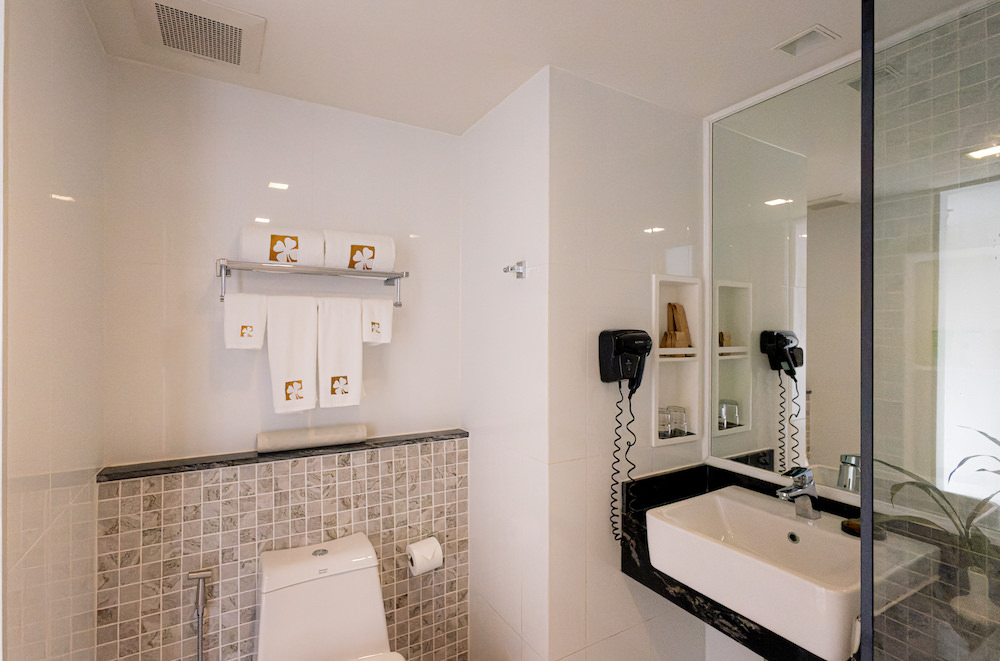 ホテルクローバーパトンプーケット（Hotel Clover Patong Phuket）客室のシャワールーム１