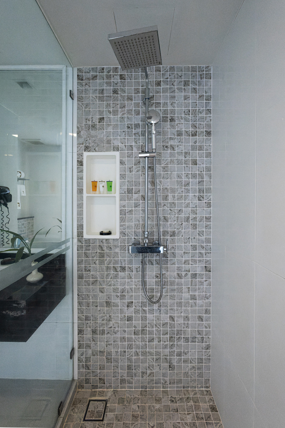 ホテルクローバーパトンプーケット（Hotel Clover Patong Phuket）のシャワールーム２