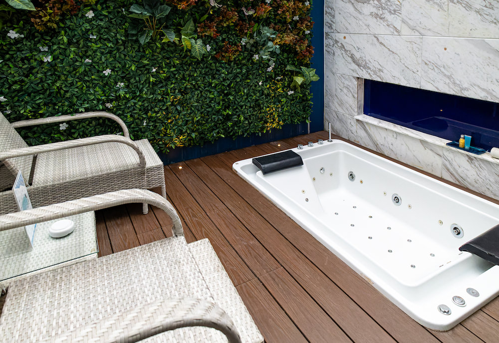 ホテルクローバーパトンプーケット（Hotel Clover Patong Phuket）のデラックス（ジャグジー付き）客室のジャグジー
