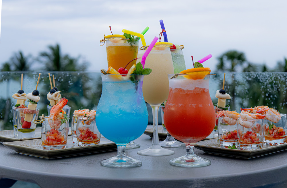 ホテルクローバーパトンプーケット（Hotel Clover Patong Phuket）のプールバーでいただいたカクテルと軽食