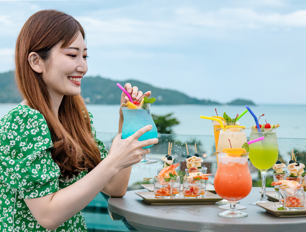 ホテルクローバーパトンプーケット（Hotel Clover Patong Phuket）のプールバーでカクテルを飲むパッタイガールズ２