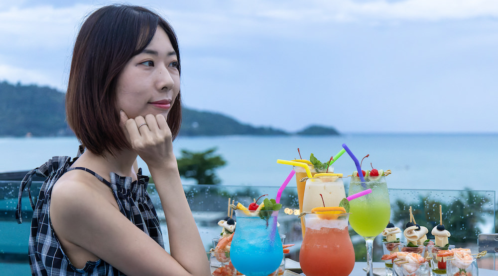 ホテルクローバーパトンプーケット（Hotel Clover Patong Phuket）のプールバーでカクテルを飲むパッタイガールズ１