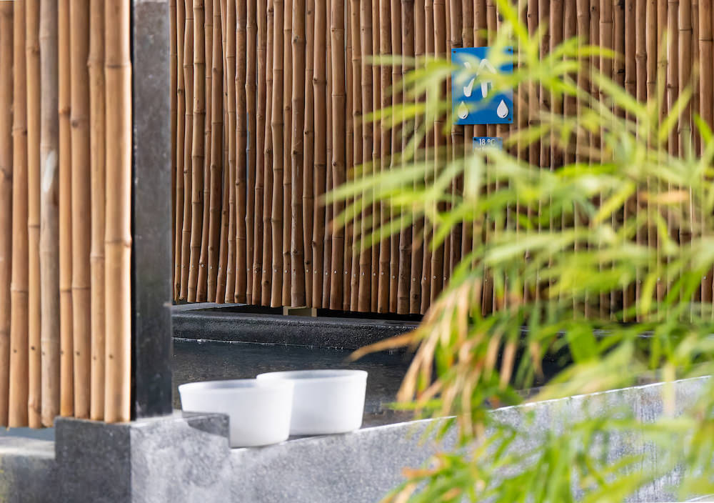 バンコクのTotonoi Sauna and Onsen Bangkok（ととのいサウナ アンド バンコク）の和の雰囲気を演出する植栽・竹垣・竹装飾２