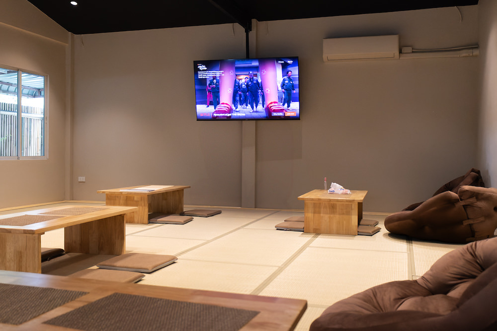 バンコクのTotonoi Sauna and Onsen Bangkok（ととのいサウナ アンド バンコク）の室内飲食ルーム