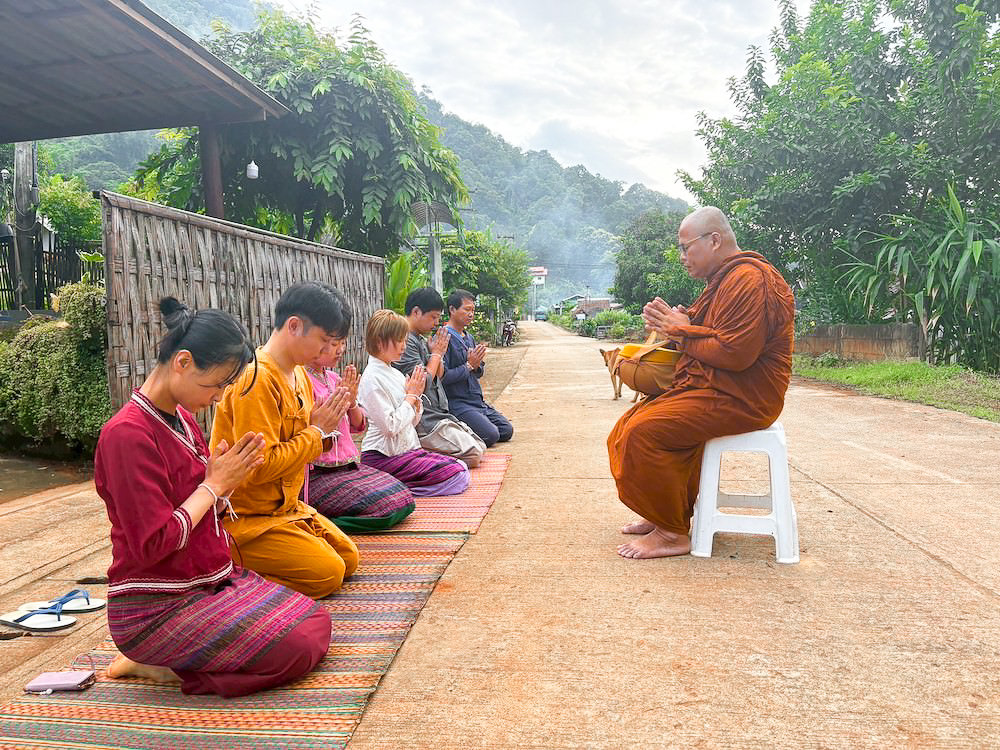タイルー族の村での朝の托鉢の様子