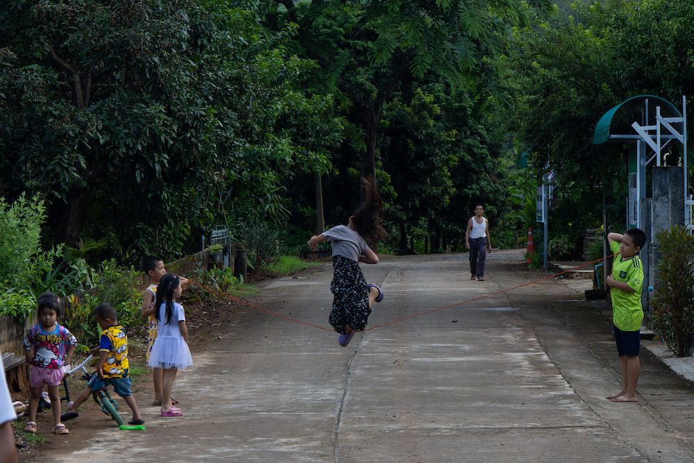ワンパイ村で遊ぶタイルー族の子供達