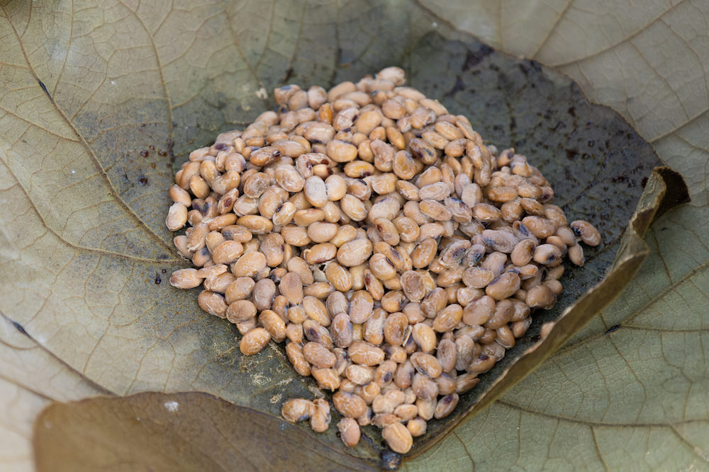 タイルー族の村近くの市場で売られている納豆