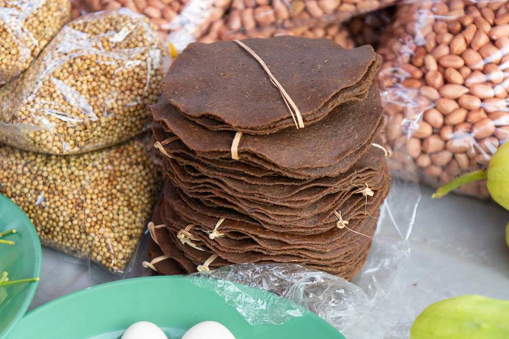 タイルー族の村近くの市場で売られているトゥアナオ