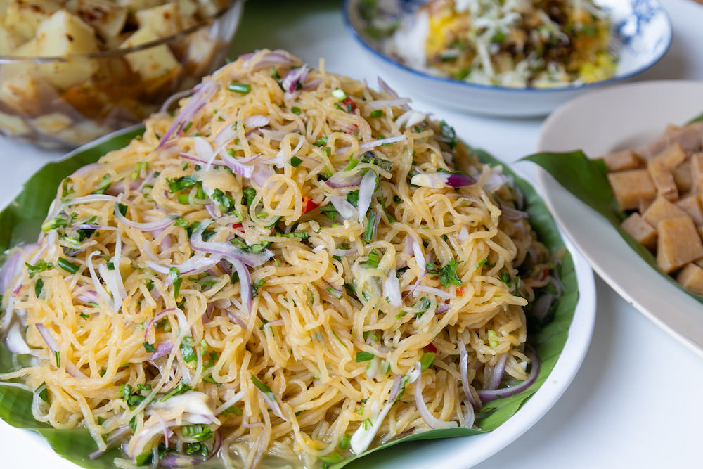 タイルー族の村で食べたこんにゃくサラダ