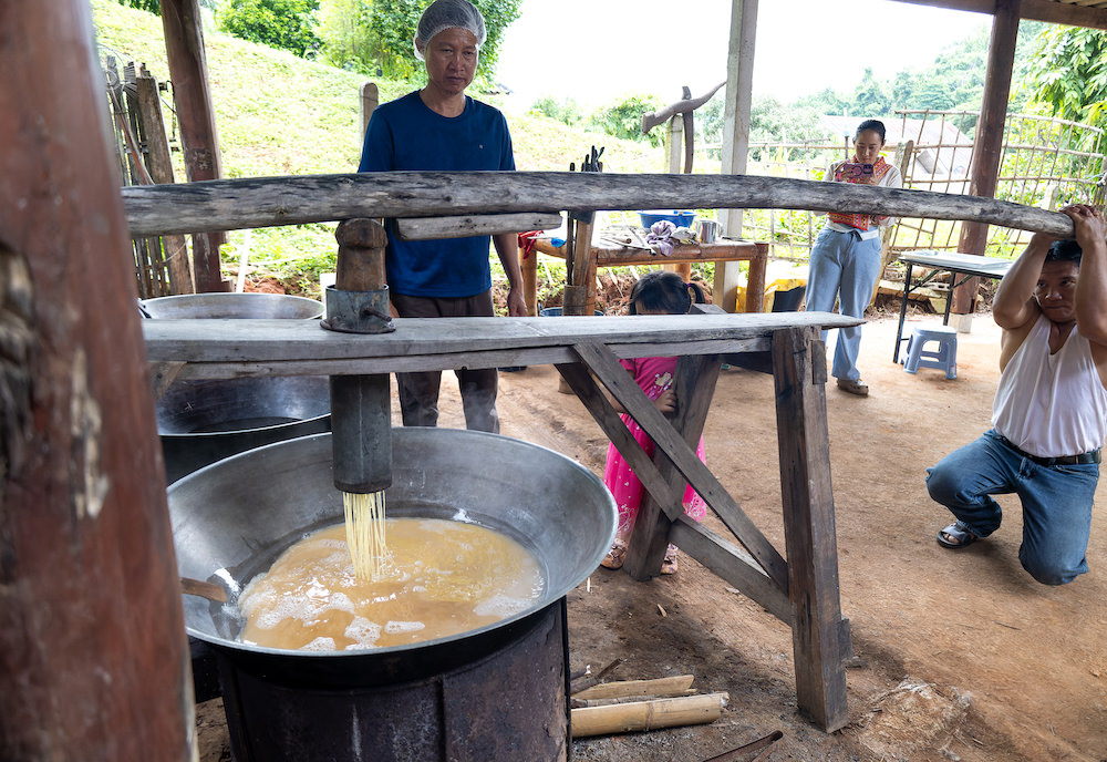ワンパイ村でこんにゃくを糸状にする様子