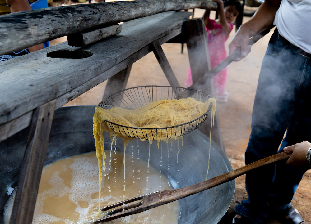 糸状にしたこんにゃく系を茹で上げる