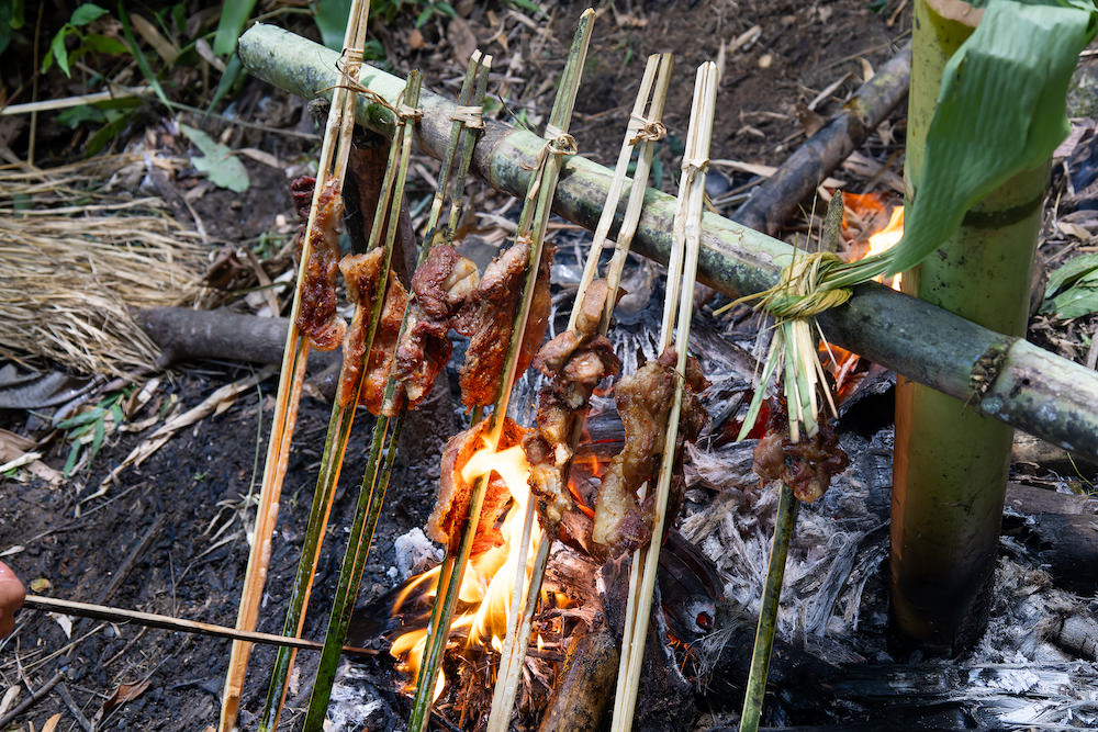 火を起こして肉を焼く