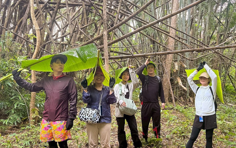 バナナの葉を傘がわりに