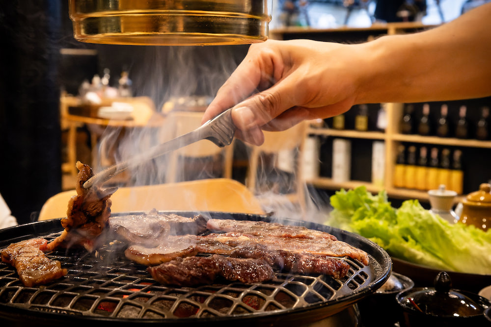 Tokyo Grill 31 炉庵離れでスタッフに肉を焼いてもらう