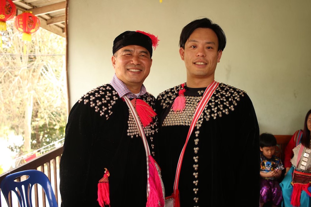 リス族の方と写真を撮る坂田さん