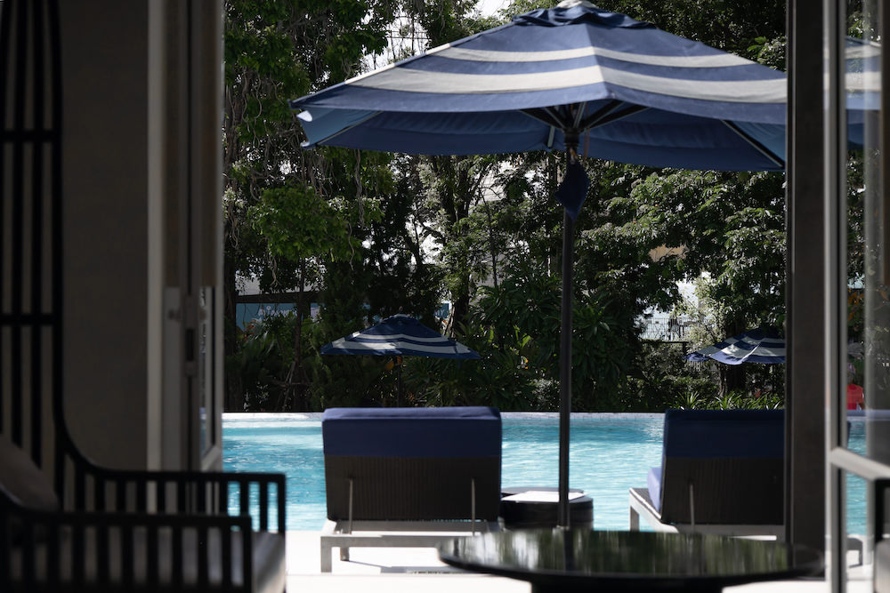 クロス パタヤ プラタムナック（Cross Pattaya Pratamnak）のコロニアル様式ロビーから見えるプール