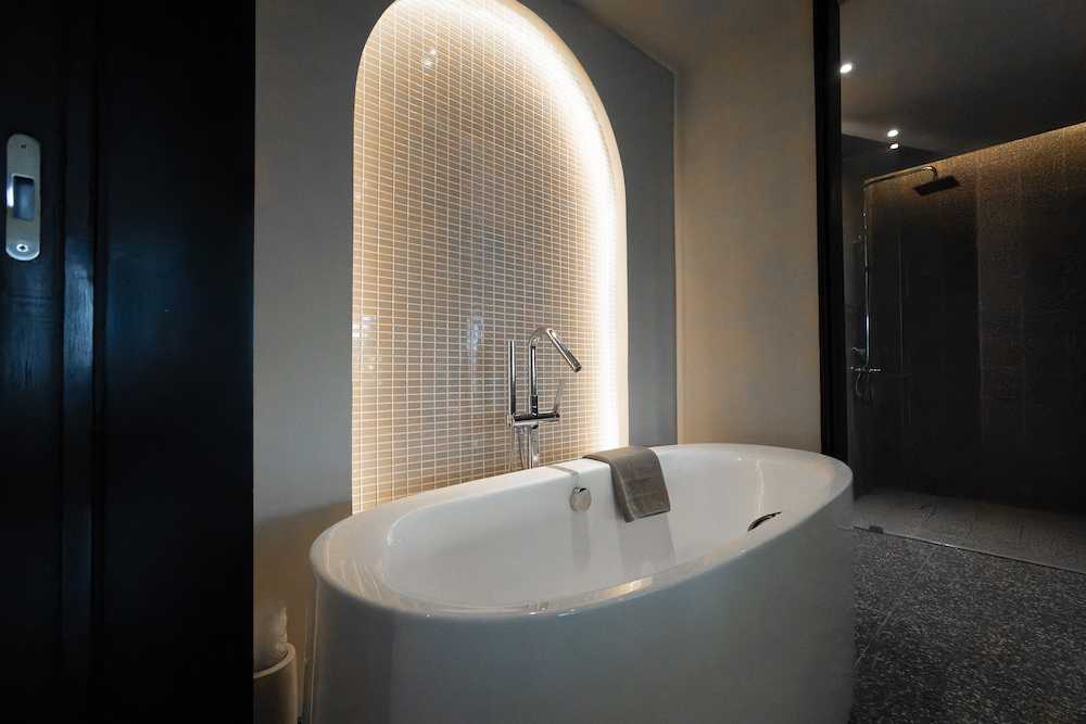 クロス パタヤ プラタムナック（Cross Pattaya Pratamnak）の客室バスタブ