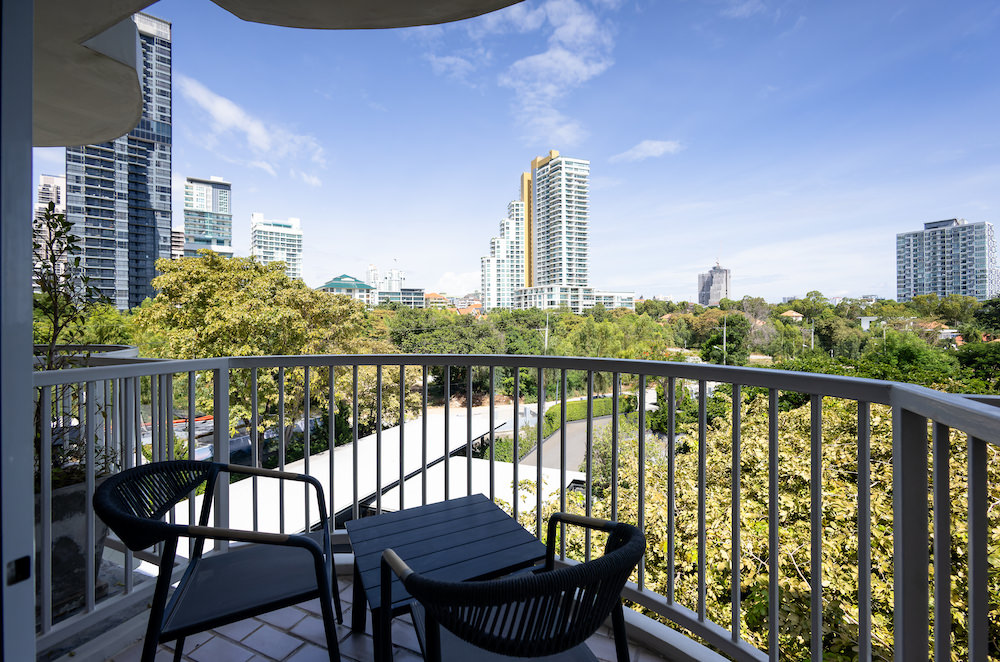 クロス パタヤ プラタムナック（Cross Pattaya Pratamnak）のアーバンルーム キングルームのバルコニー