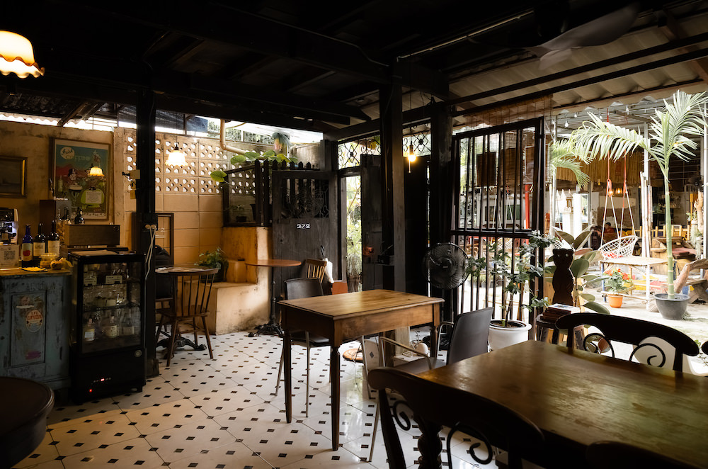 バンコク・サムセン通りの古民家日本食店「372 Ramen And Sake」の店内