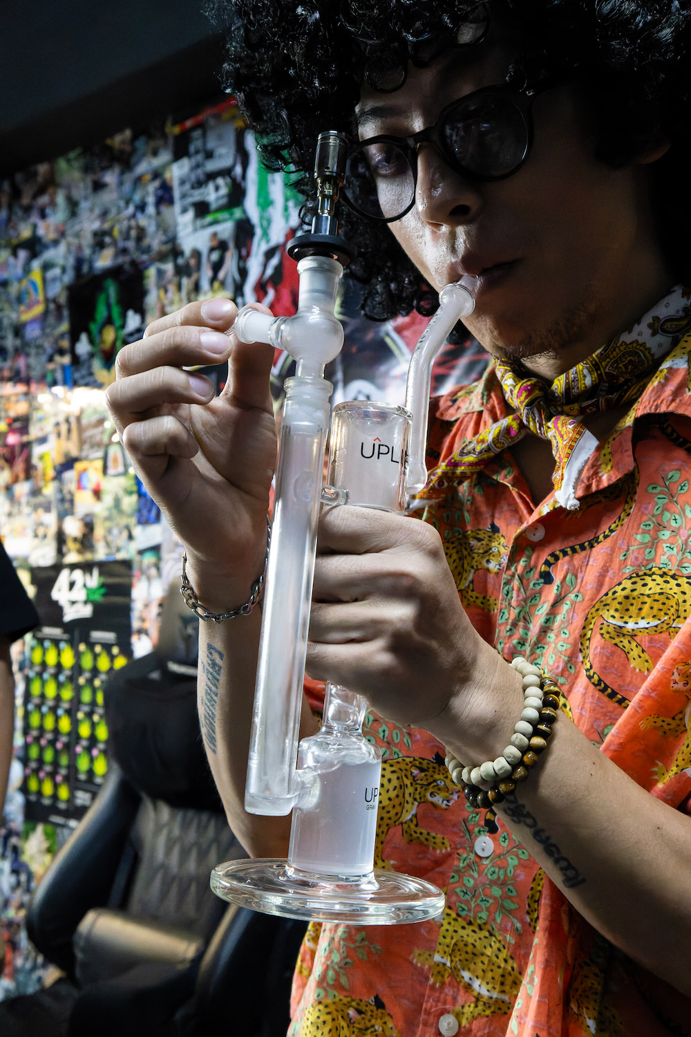 タイ人大麻農家Artさんの自宅でヴェポライザーを試すKenさん