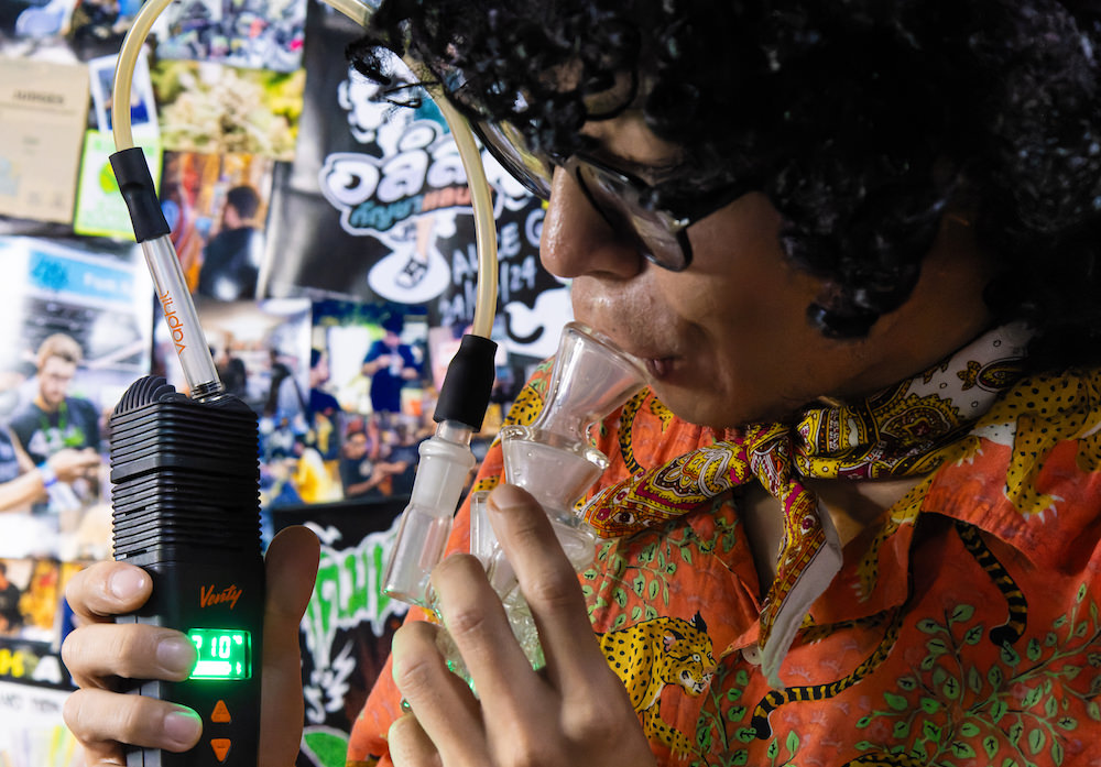 タイ人大麻農家Artさんの自宅でヴェポライザーを試すKenさん2