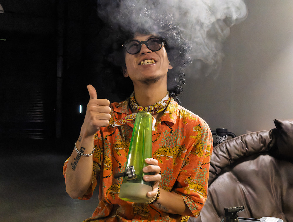 タイ人大麻農家Artさんの自宅でボングを試すKenさん