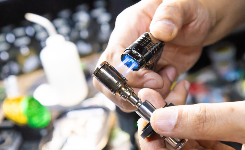 医療大麻の吸引器具を準備するArtさん